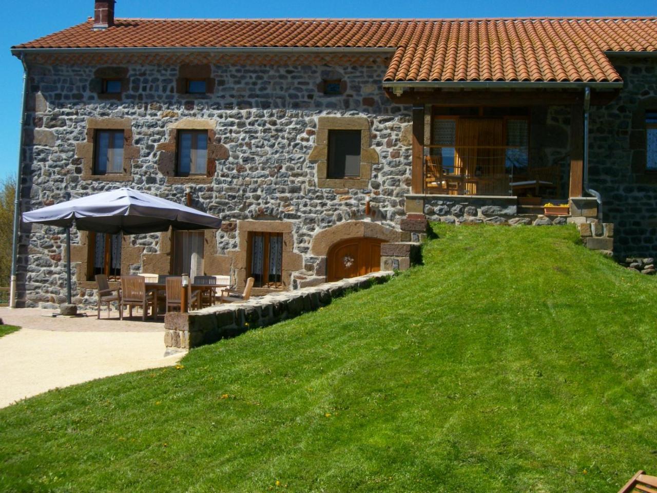 Le Clos Des Pierres Rouges Saint Privat d'Allier Bagian luar foto